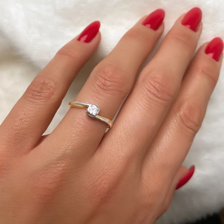 ring i 14 karat gull og hvitt gull 0,11 ct