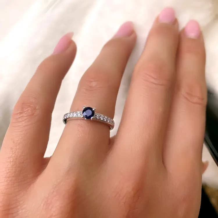 blå safir diamantring i 14 karat hvitt gull 0,20 ct 