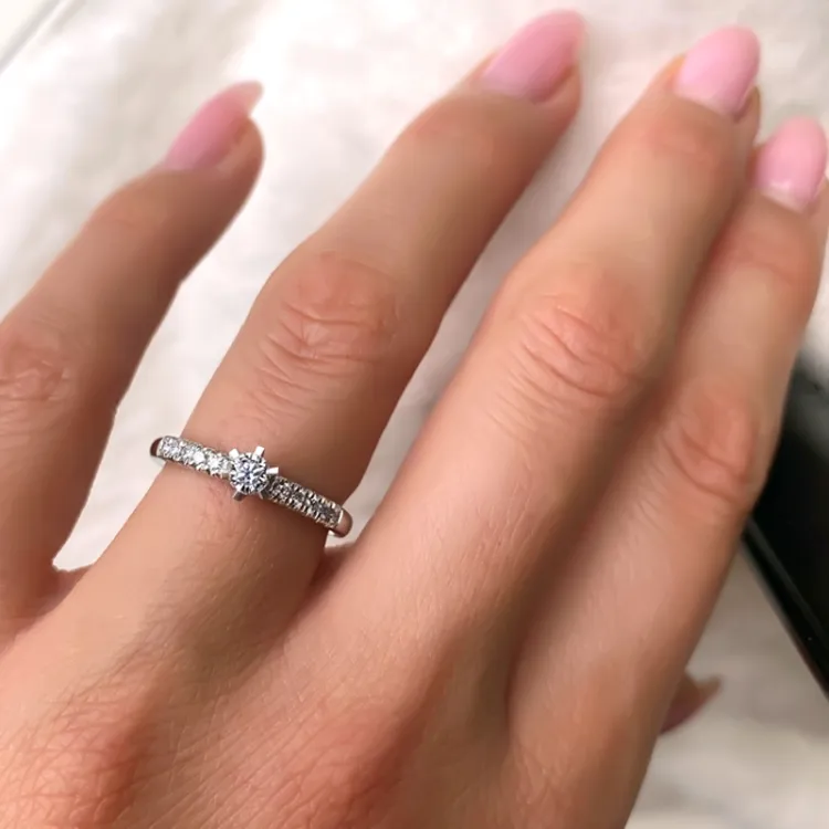 hvit diamant ring i 14 karat hvitt gull 0,18 ct 0,12 ct