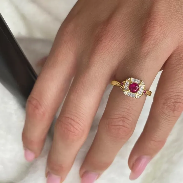 firkantet rubin ring i 14 karat gull og hvitt gull 0,07 ct 0,45 ct 0,09 ct