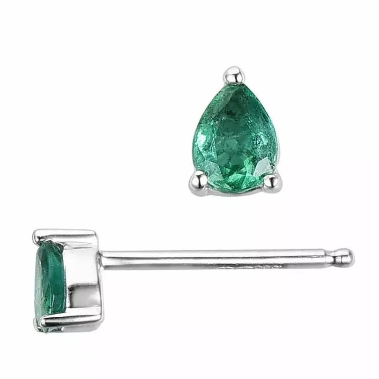 2 x 0,15 ct smaragd ørestikker i 14 karat hvitt gull med smaragd