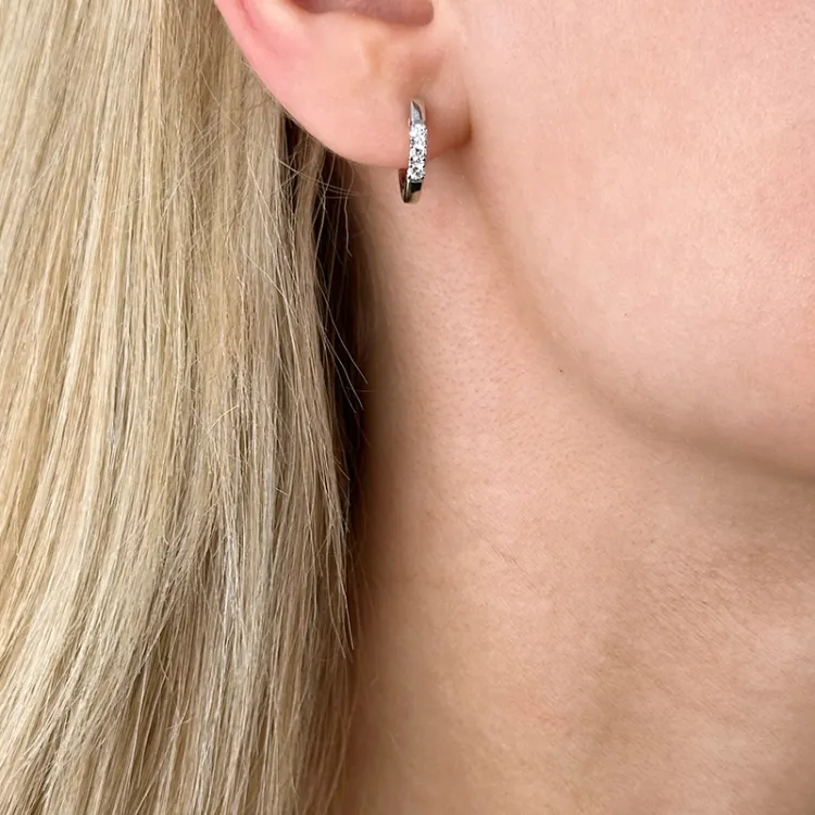 15 mm diamant creol i 14 karat hvitt gull med diamant