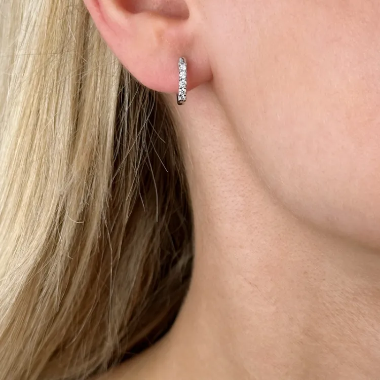 13 mm diamant creol i 14 karat hvitt gull med diamant