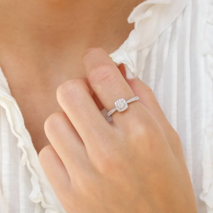 firkantet diamantring i 14 karat hvitt gull 0,26 ct 0,26 ct