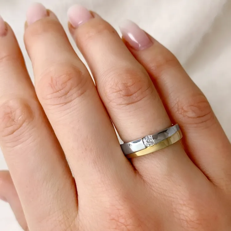 abstrakt diamant ring i 14 karat gull og hvitt gull 0,1 ct