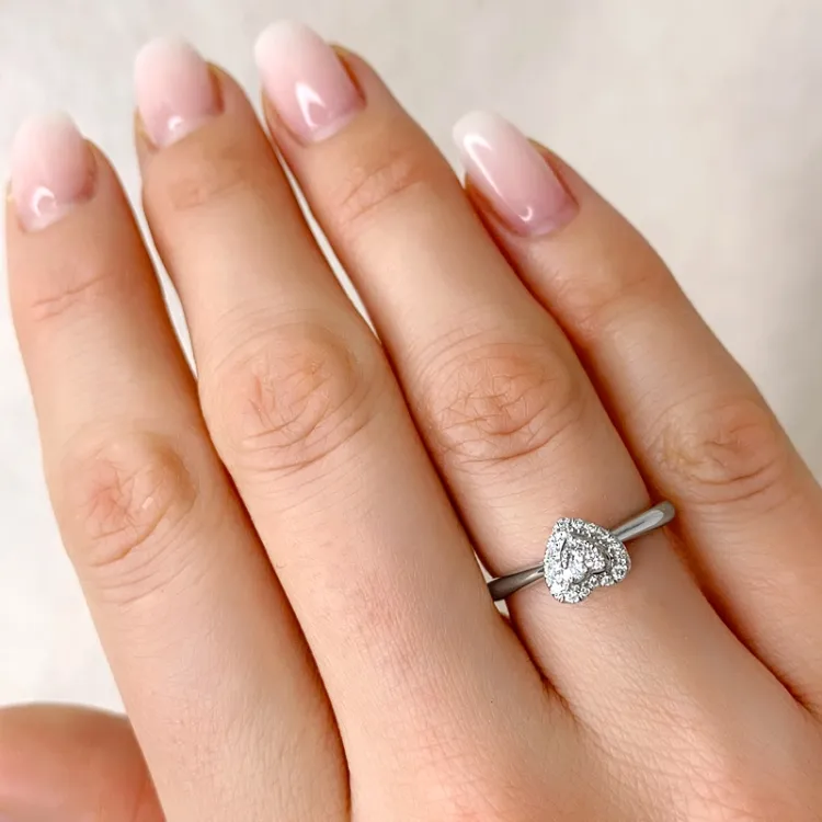 hjerte diamantring i 14 karat hvitt gull 0,14 ct
