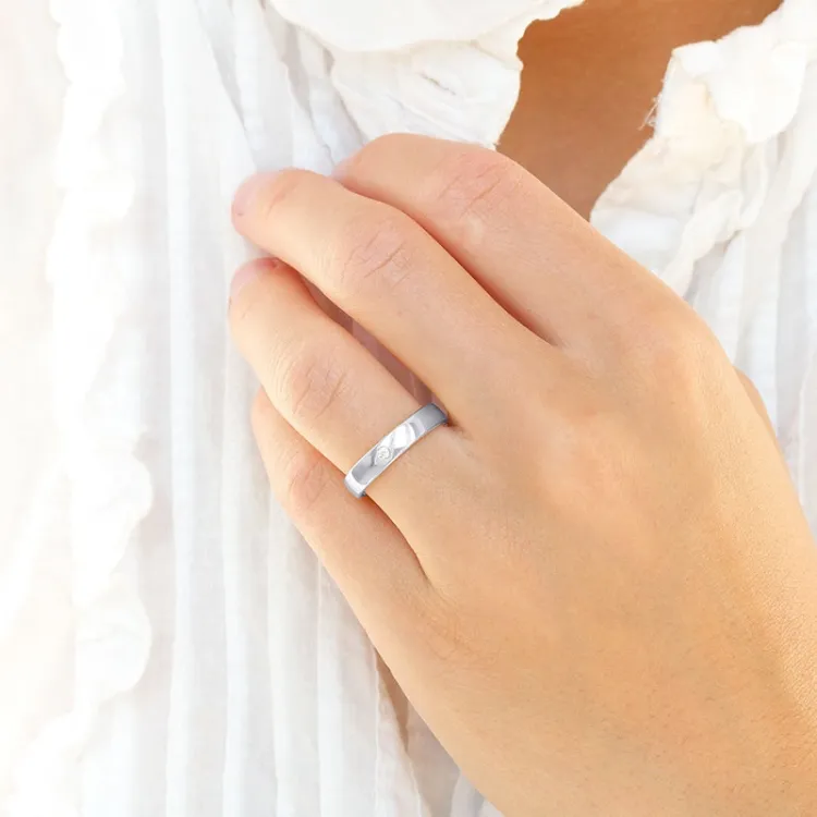 4 mm giftering i 9 karat hvitt gull 0,03 ct