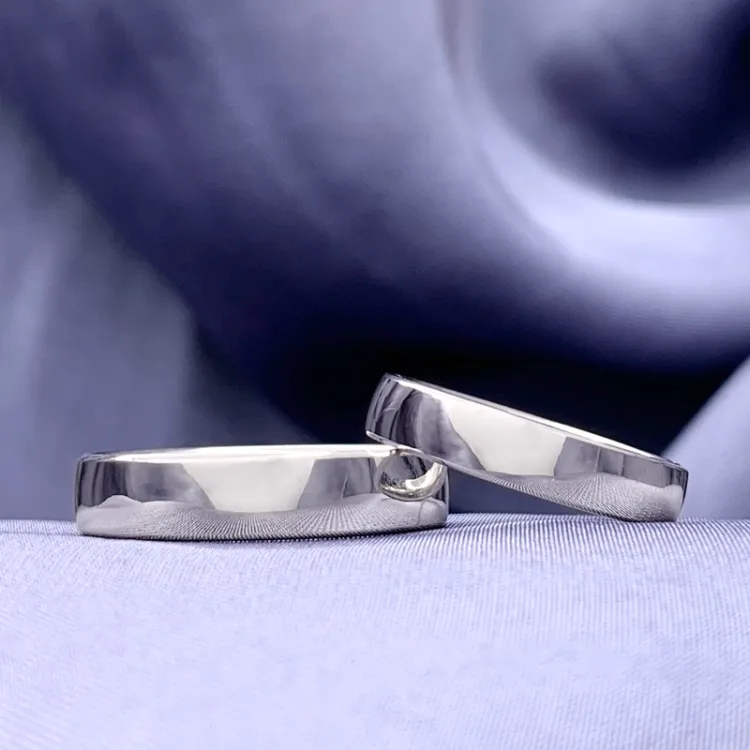 5 og 4 mm gifteringer i 9 karat hvitt gull - par