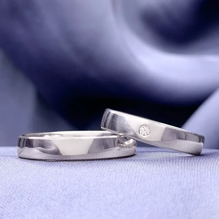 6 og 4 mm gifteringer i 9 karat hvitt gull 0,03 ct - par