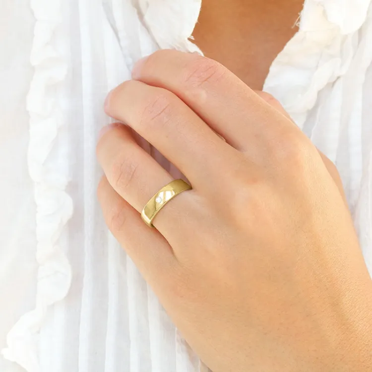 6 og 5 mm gifteringer i 9 karat gull 0,03 ct - par