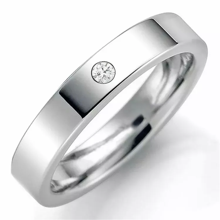 4 mm giftering i 14 karat hvitt gull 0,03 ct