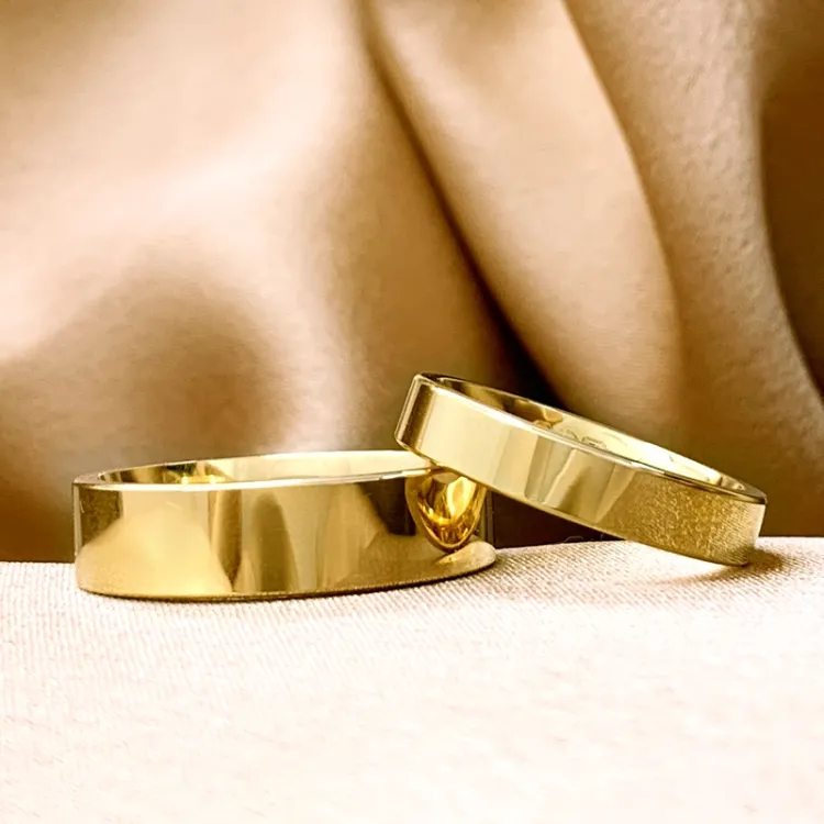 6 og 4 mm gifteringer i 9 karat gull - par