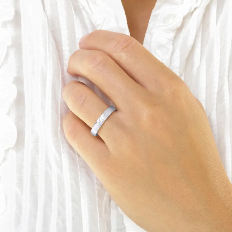 6 og 4 mm diamant gifteringer i 9 karat hvitt gull - par