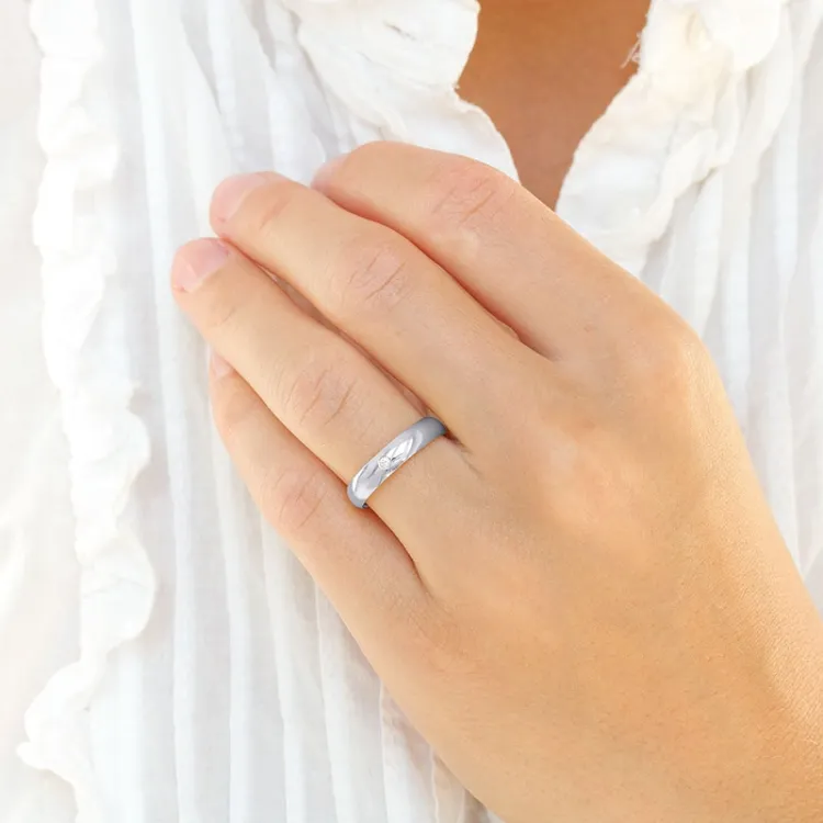 4 mm giftering i 14 karat hvitt gull 0,03 ct