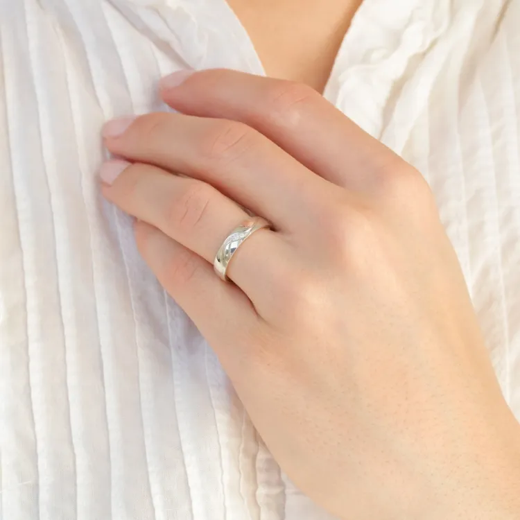 5 og 4 mm diamant gifteringer i 14 karat hvitt gull 0,008 ct og 0,015 ct - par