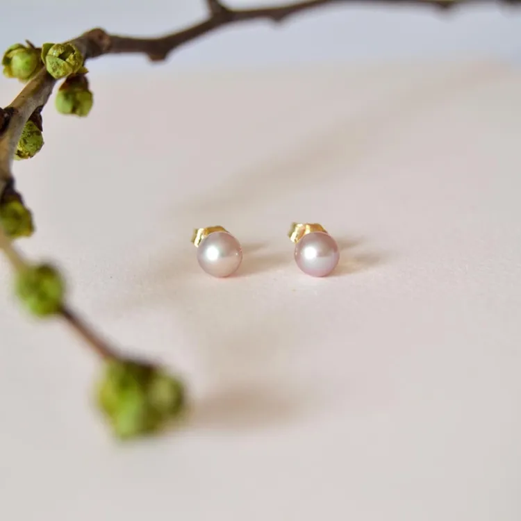 5,5 mm rosa perleøredobb i 14 karat gull