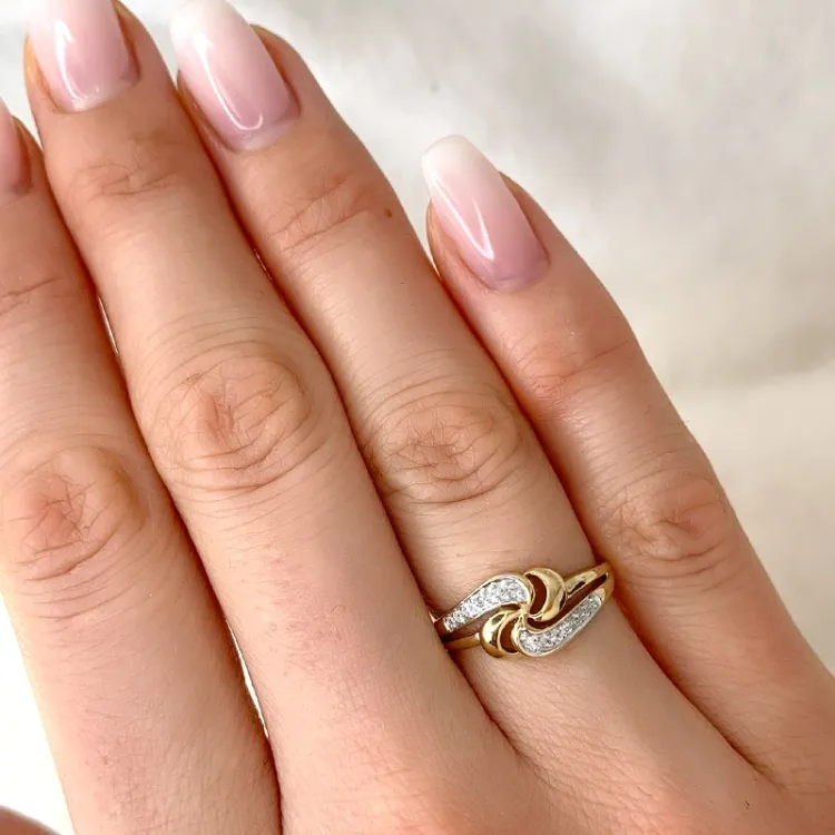 abstrakt diamantring i 9 karat gull og hvitt gull 0,03 ct