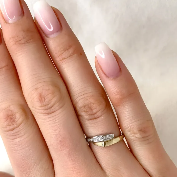 Elegant abstrakt diamantring i 9 karat gull og hvitt gull 0,02 ct