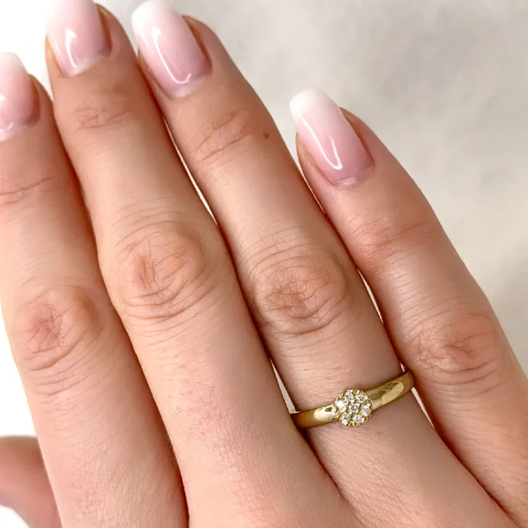 blomst ring i 9 karat gull 0,07 ct