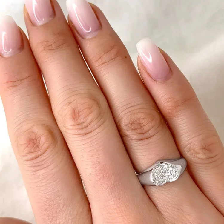 Hjerte diamant ring i 9 karat hvitt gull 0,16 ct