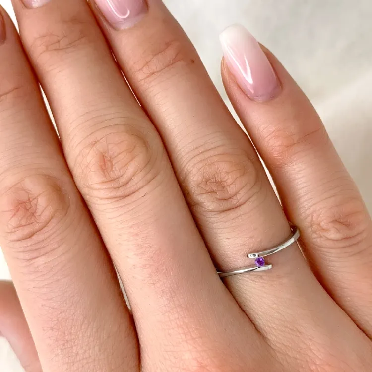 Ametyst ring i 9 karat hvitt gull 0,02 ct
