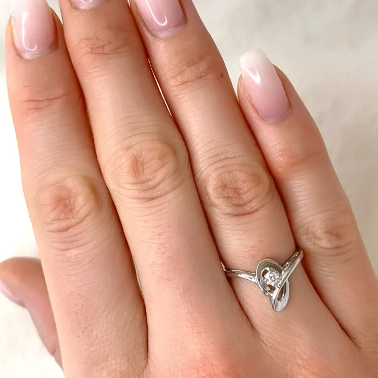abstrakt diamant ring i 9 karat hvitt gull 0,07 ct