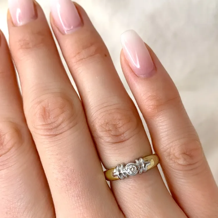 rund diamantring i 9 karat gull og hvitt gull 0,07 ct