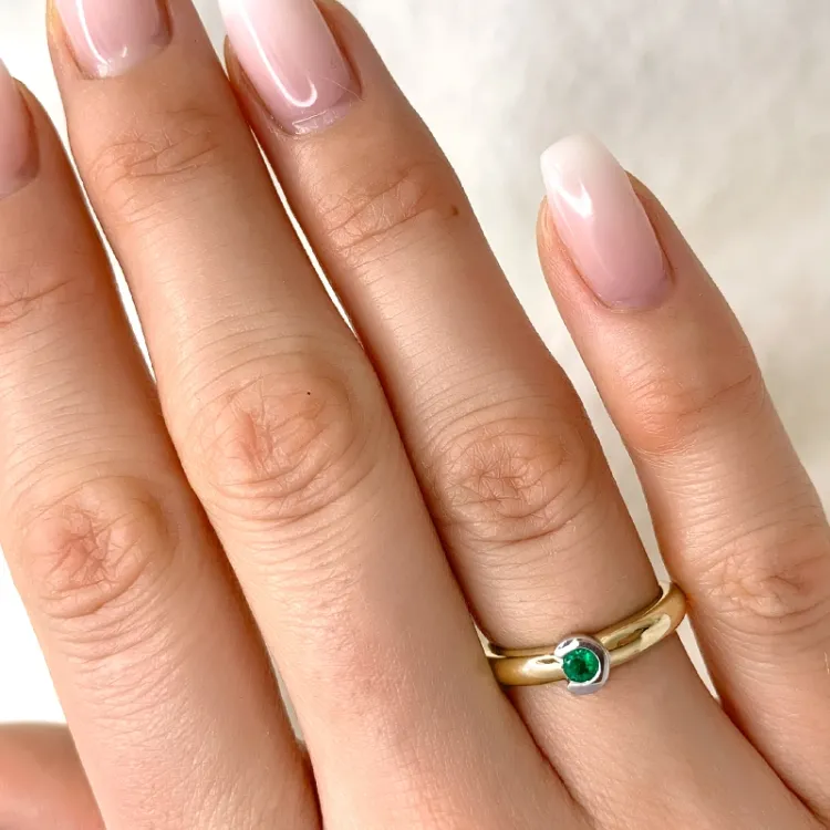 rund smaragd ring i 9 karat gull og hvitt gull 0,13 ct
