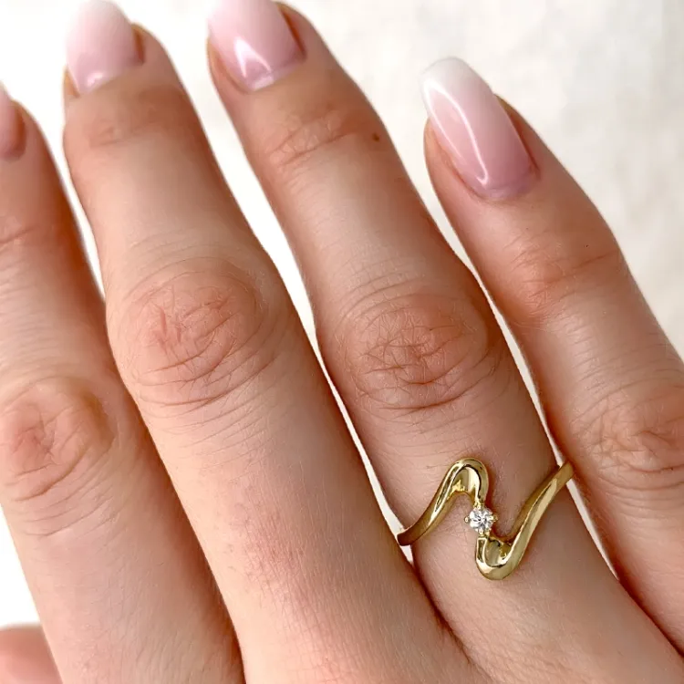 Elegant abstrakt diamant ring i 9 karat gull 0,05 ct