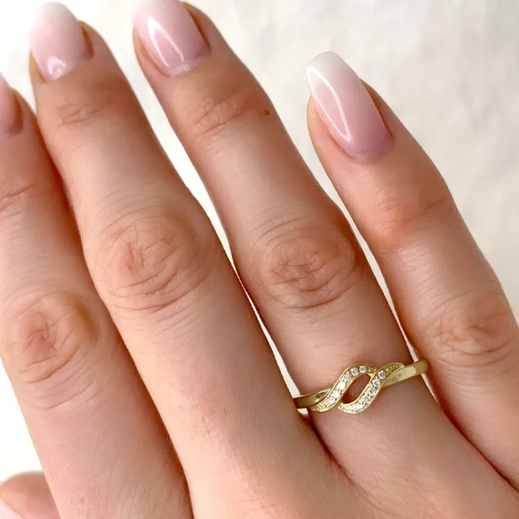 Diamantring i 9 karat gull 0,06 ct