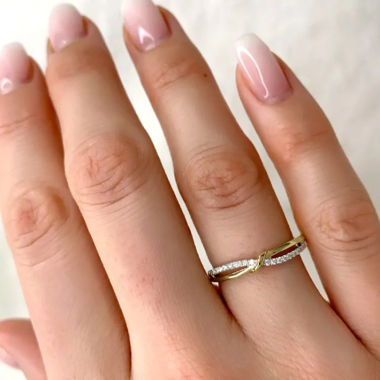 Enkel diamantring i 9 karat gull og hvitt gull 0,10 ct