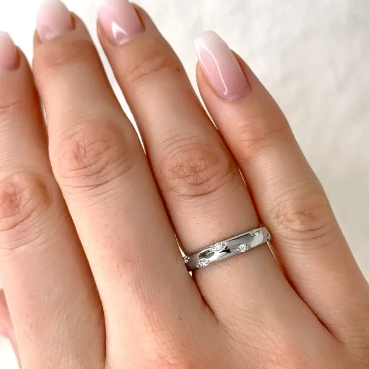abstrakt hvittgulls diamantring i 9 karat hvitt gull 0,09 ct