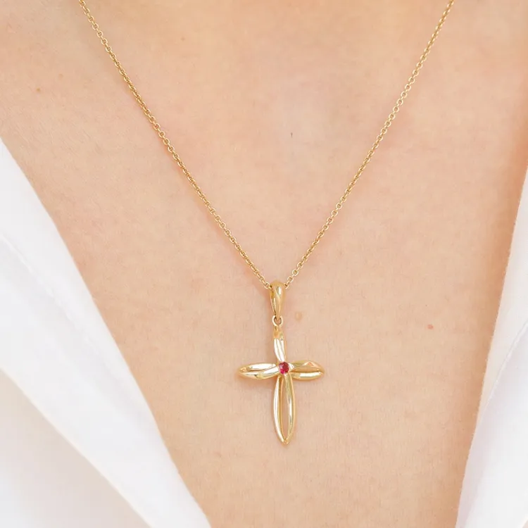 Elegant kors rubin anheng i 9 karat gull 0,04 ct
