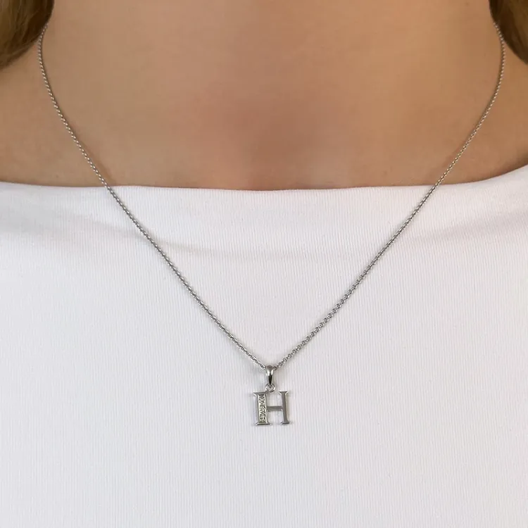 bokstav h diamant anheng i 9 karat hvitt gull 0,02 ct