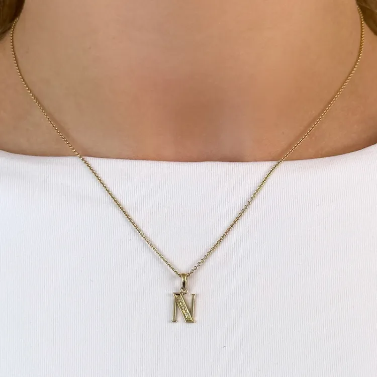 bokstav n diamant anheng i 9 karat gull 0,02 ct