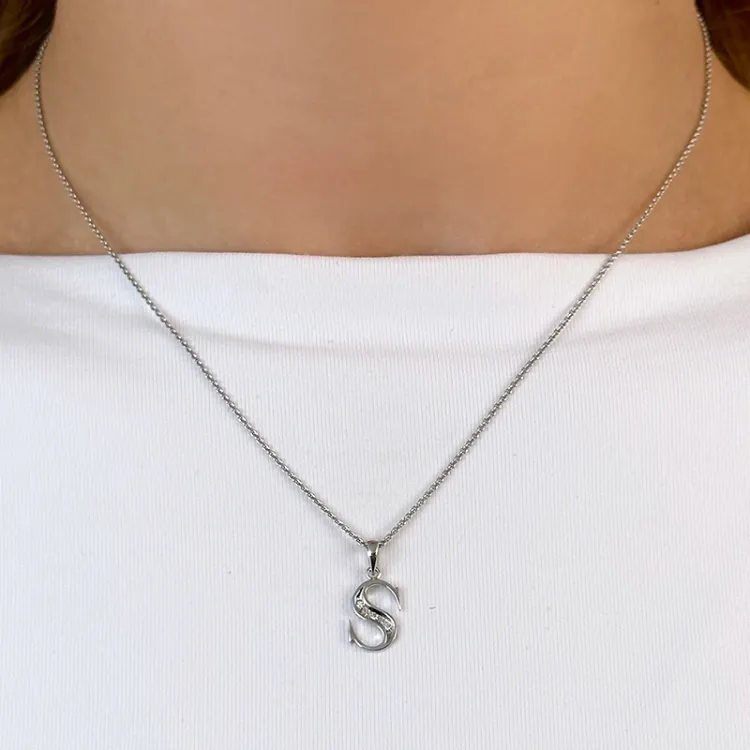 bokstav s diamant anheng i 9 karat hvitt gull 0,02 ct