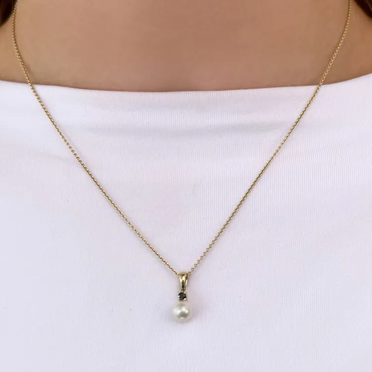 Rundt perle diamantanheng i 9 karat gull 0,05 ct