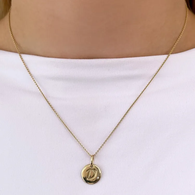 bokstav d diamant anheng i 9 karat gull 0,01 ct