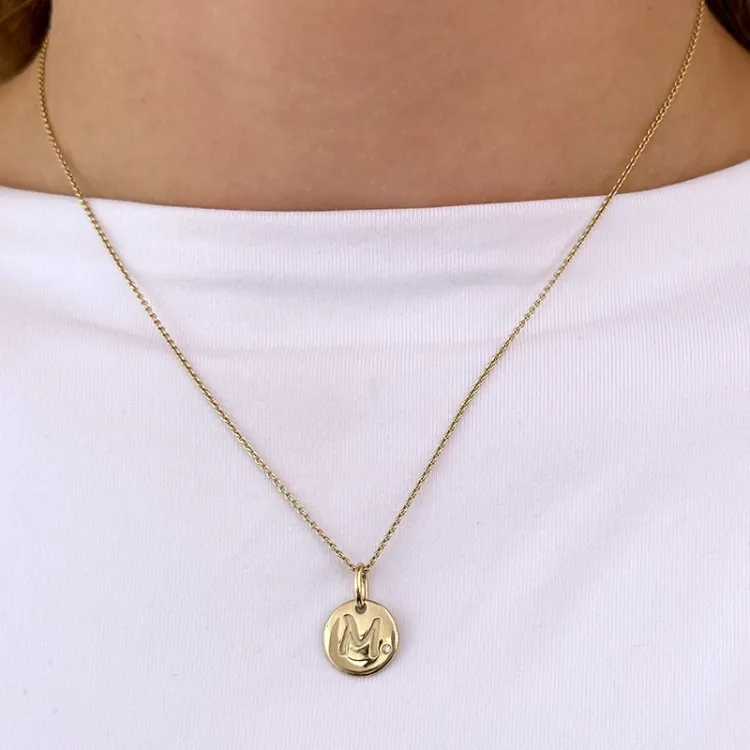 bokstav m diamant anheng i 9 karat gull 0,01 ct