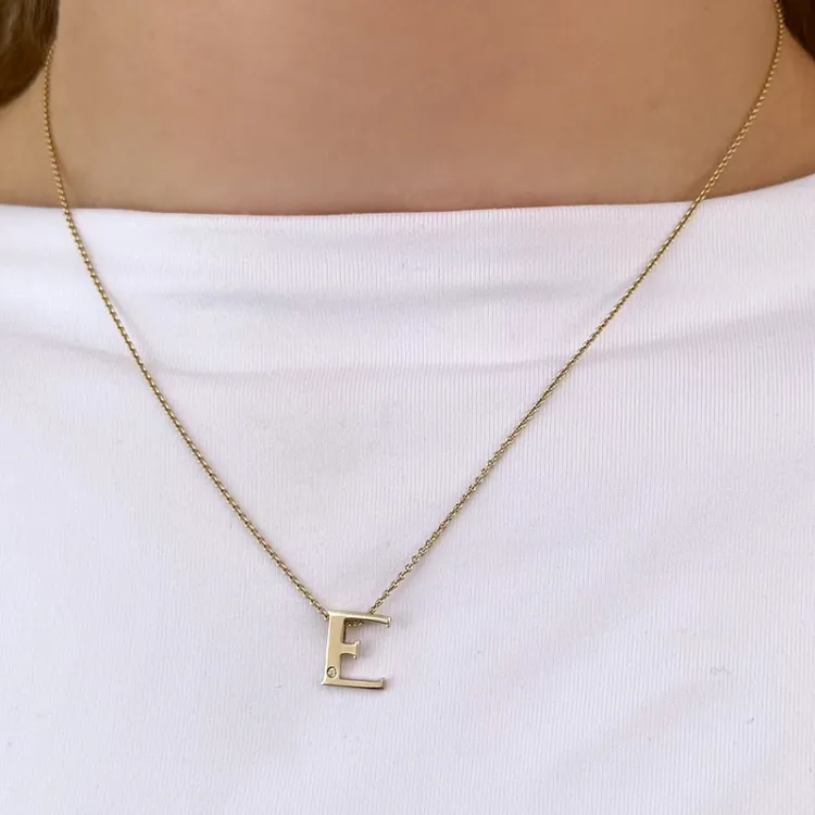bokstav e diamant anheng i 9 karat gull 0,01 ct