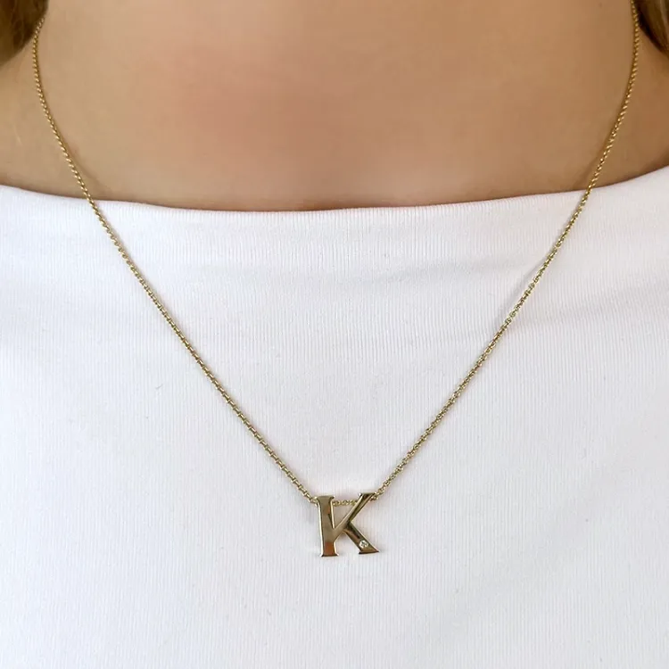 bokstav k diamant anheng i 9 karat gull 0,01 ct