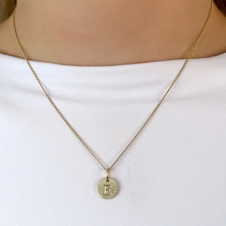 bokstav e diamant anheng i 9 karat gull 0,01 ct