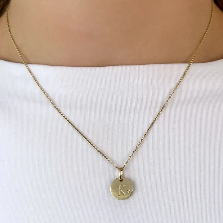 bokstav k diamant anheng i 9 karat gull 0,01 ct