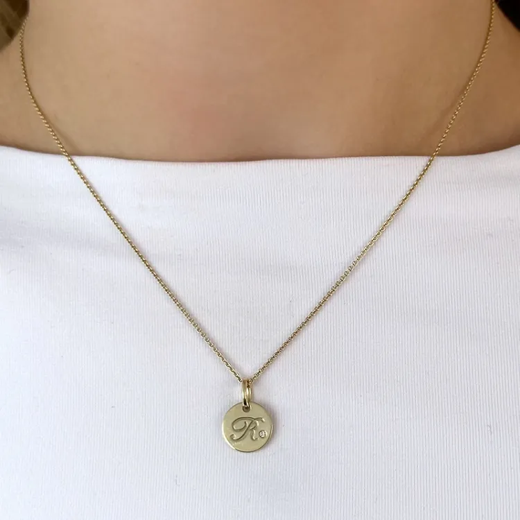 bokstav r diamant anheng i 9 karat gull 0,01 ct