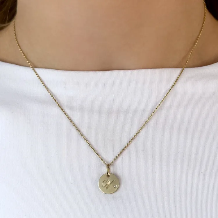 bokstav v diamant anheng i 9 karat gull 0,01 ct