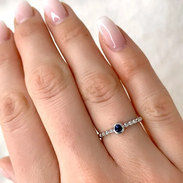 rund blå safir ring i 9 karat hvitt gull 0,14 ct