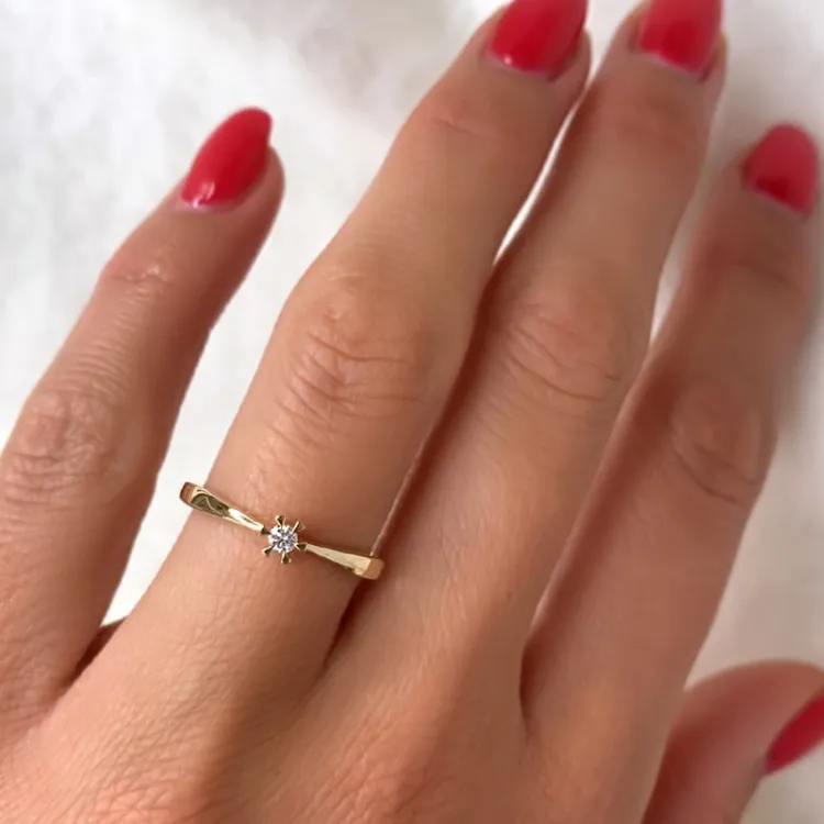 0,05 ct solitairering i 14 karat gull 0,05 ct
