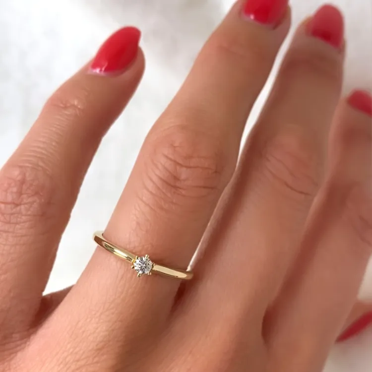 0,10 ct diamant solitairering i 14 karat gull 0,10 ct