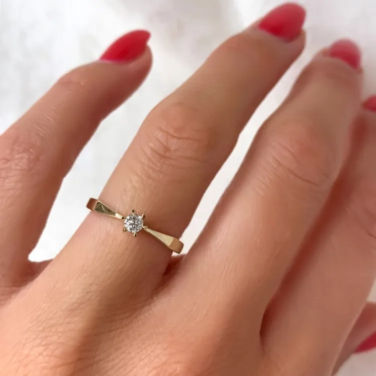 0,10 ct diamant solitairering i 14 karat gull 0,11 ct