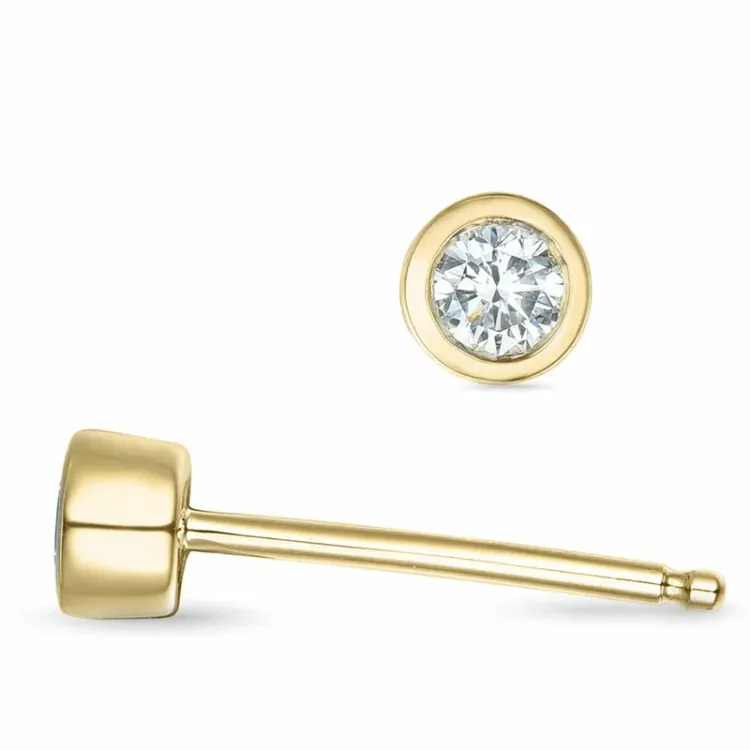 2 x 0,08 ct solitaireørepynt i 14 karat gull med diamant